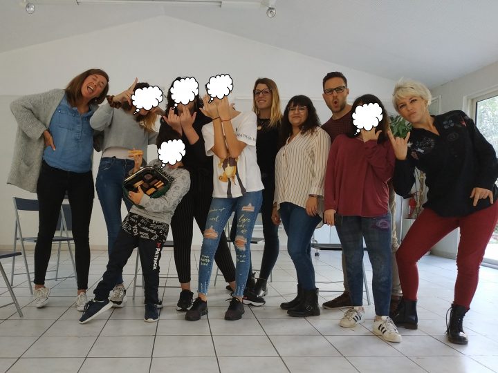 Un groupe d’adolescents réfléchit aux risques sur les réseaux sociaux