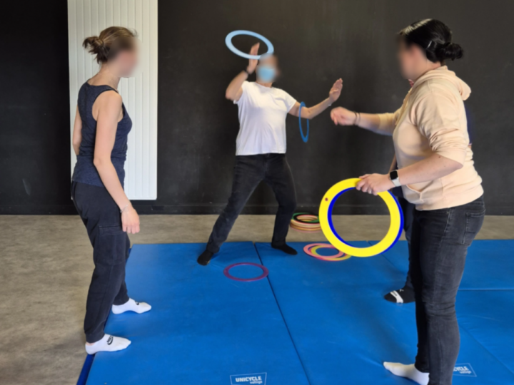 Quand les jeunes enseignent les arts du cirque aux adultes