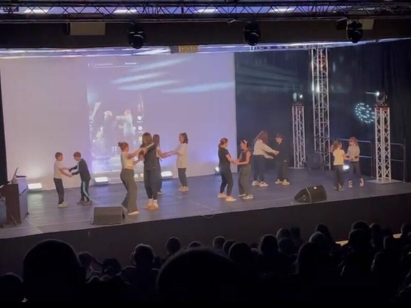 À Louviers, 800 enfants et familles d’accueil réunis pour un Noël solidaire au Hub