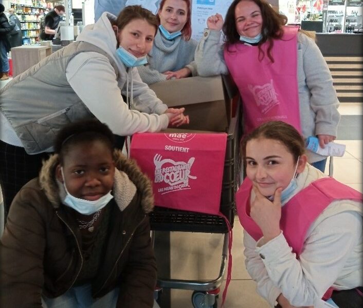 A Evreux, les jeunes participent à une collecte au profit des Restos du Coeur