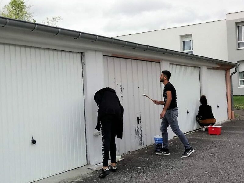 Chantiers éducatifs : travailler pour payer son permis de conduire