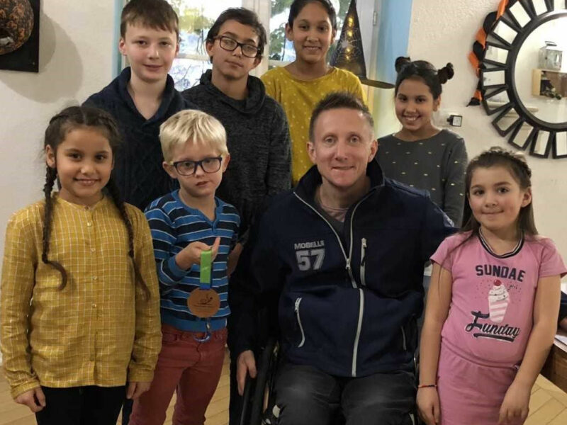 Stéphane Molliens, champion olympique handisport, visite ses filleuls à la maison d&rsquo;enfants de Viotti