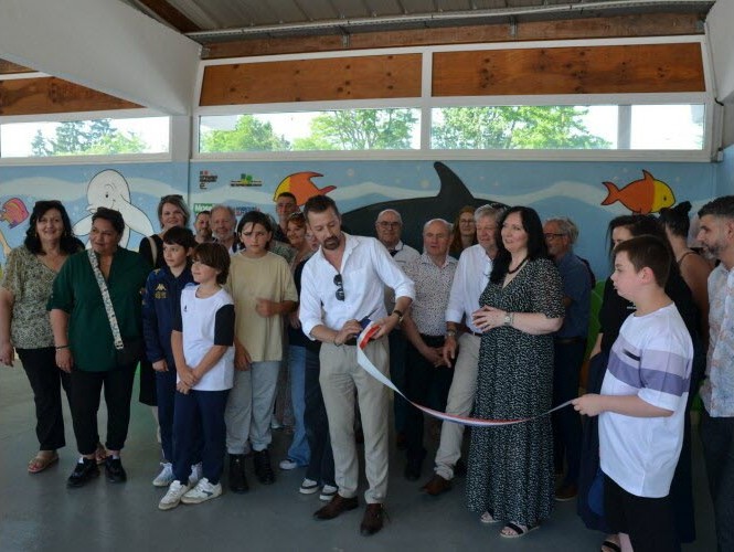 Dix jeunes ont réalisé une fresque à la piscine Aquagliss dans un chantier éducatif