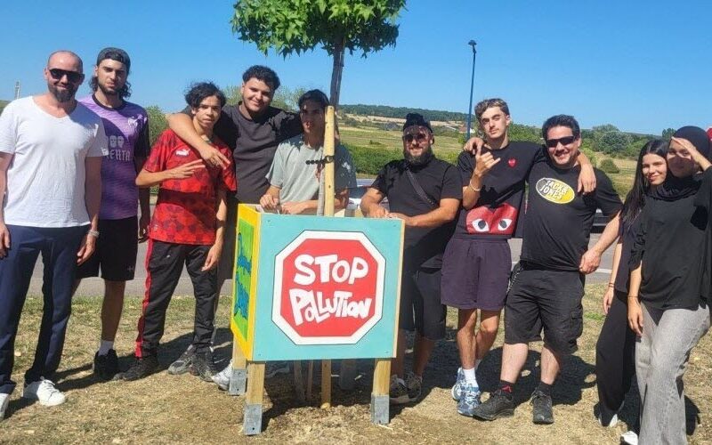 Une aire de pique-nique et des panneaux détournés pour sensibiliser à l’environnement